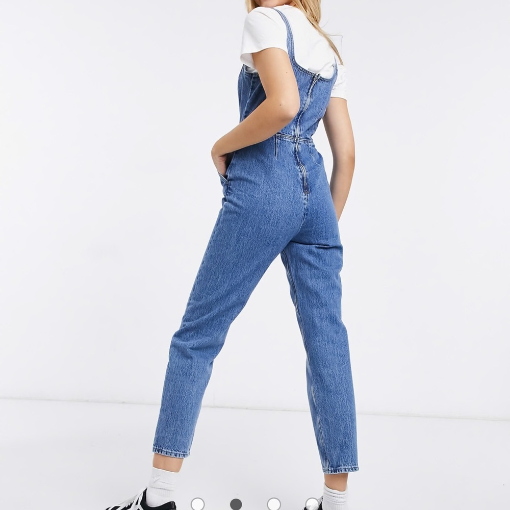 ASOS DESIGN denim square neck fitted overalls in midwash - Picture 3 of 8